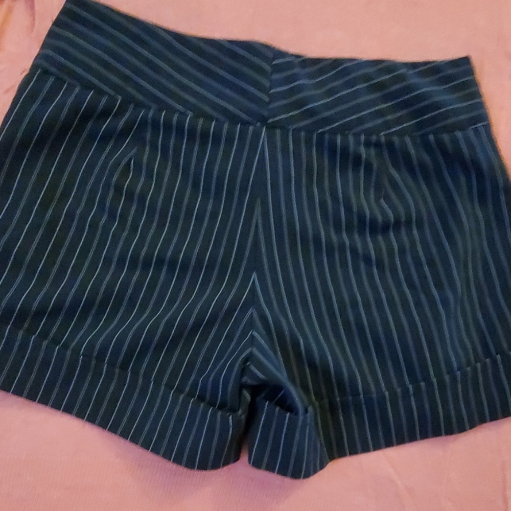 Shorts - Picture 3 of 5